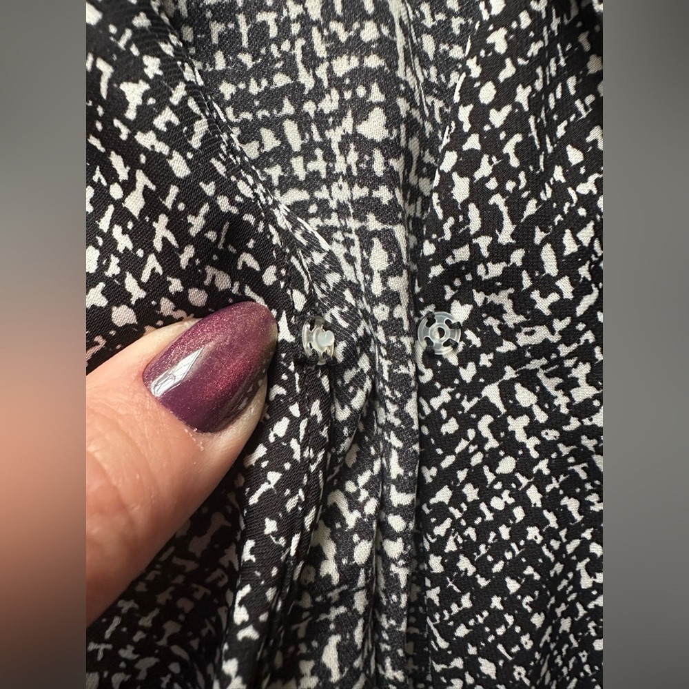 White House Black Market Keyhole Sleeveless Blouse Black White Chic M - Picture 2 of 7